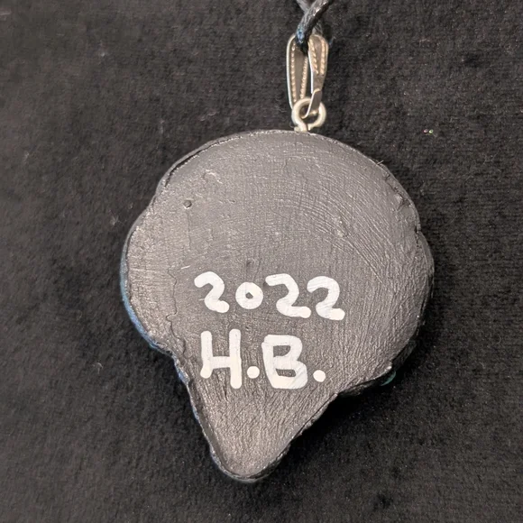 Alien Pendant Necklace - Picture 3 of 3